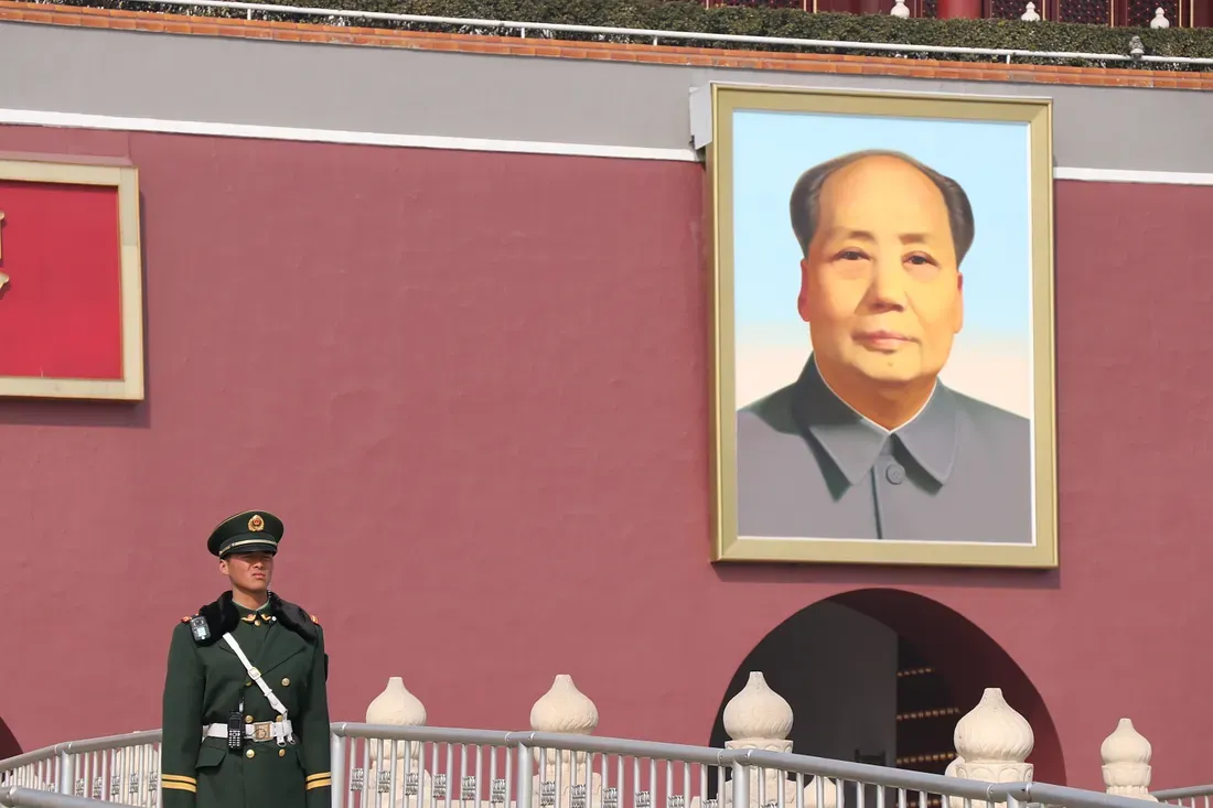 天安門上的毛澤東像與一名戍守的解放軍(攝於 2018 年 3 月)